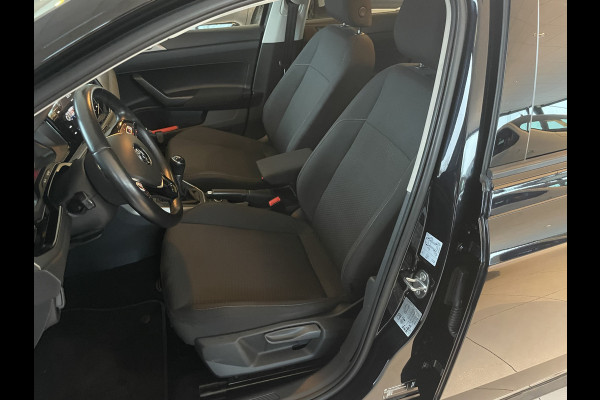 Volkswagen Polo Comfortline R-line pakket Apple carplay - Airco - Cruise control - Stuur multifunctioneel - Stuur leder - Start/stop systeem - Bluetooth - Elektrische ramen - Lederen versnellingspook - Radio - Licht metalen velgen 15 inch - R-line pakket - Dakspoiler - Side skirts - trekhaak