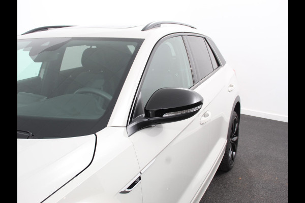 Volkswagen T-Roc 1.5 TSI R-Line+Blackpack Climate control | Adaptieve cruise control | Panoramadak | LED | Navigatie | Achteruitrijcamera | Parkeersensoren | Apple Carplay/ Android Auto | Radio