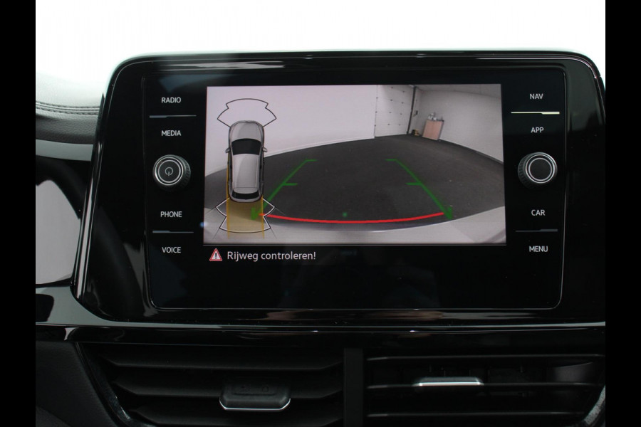 Volkswagen T-Roc 1.5 TSI R-Line+Blackpack Climate control | Adaptieve cruise control | Panoramadak | LED | Navigatie | Achteruitrijcamera | Parkeersensoren | Apple Carplay/ Android Auto | Radio