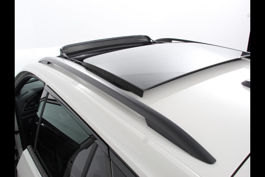 Volkswagen T-Roc 1.5 TSI R-Line+Blackpack Climate control | Adaptieve cruise control | Panoramadak | LED | Navigatie | Achteruitrijcamera | Parkeersensoren | Apple Carplay/ Android Auto | Radio