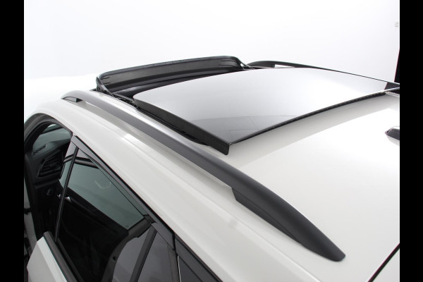 Volkswagen T-Roc 1.5 TSI R-Line+Blackpack Climate control | Adaptieve cruise control | Panoramadak | LED | Navigatie | Achteruitrijcamera | Parkeersensoren | Apple Carplay/ Android Auto | Radio