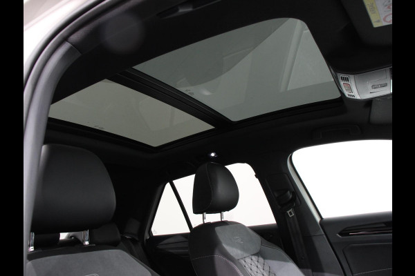 Volkswagen T-Roc 1.5 TSI R-Line+Blackpack Climate control | Adaptieve cruise control | Panoramadak | LED | Navigatie | Achteruitrijcamera | Parkeersensoren | Apple Carplay/ Android Auto | Radio