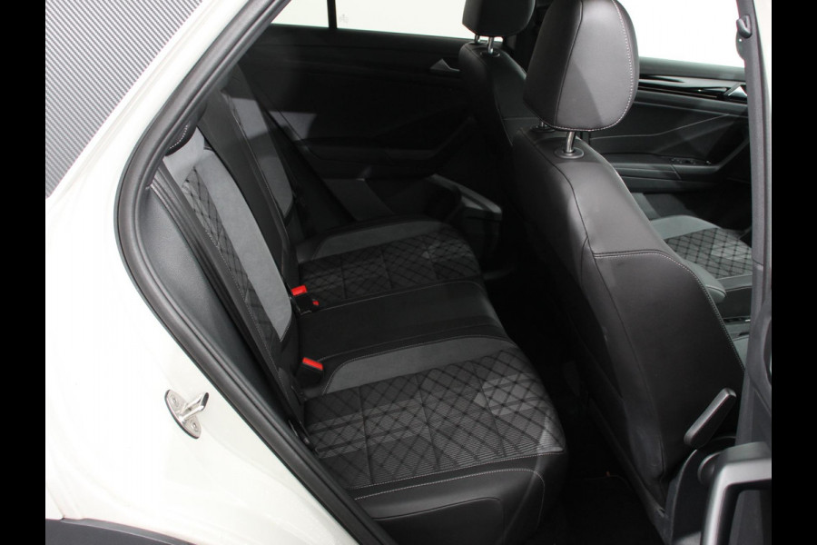 Volkswagen T-Roc 1.5 TSI R-Line+Blackpack Climate control | Adaptieve cruise control | Panoramadak | LED | Navigatie | Achteruitrijcamera | Parkeersensoren | Apple Carplay/ Android Auto | Radio