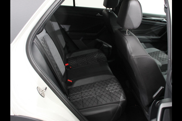 Volkswagen T-Roc 1.5 TSI R-Line+Blackpack Climate control | Adaptieve cruise control | Panoramadak | LED | Navigatie | Achteruitrijcamera | Parkeersensoren | Apple Carplay/ Android Auto | Radio