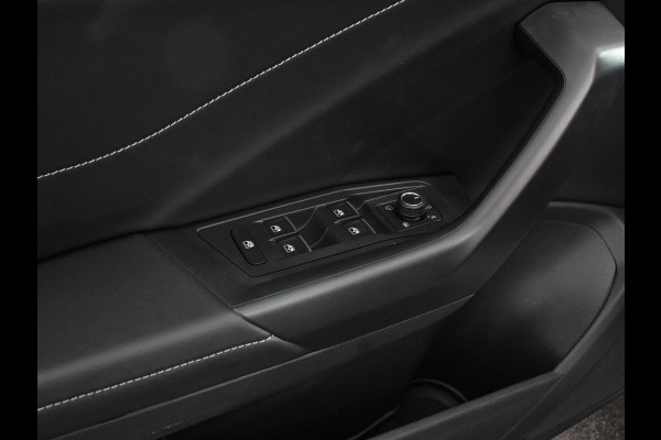 Volkswagen T-Roc 1.5 TSI R-Line+Blackpack Climate control | Adaptieve cruise control | Panoramadak | LED | Navigatie | Achteruitrijcamera | Parkeersensoren | Apple Carplay/ Android Auto | Radio