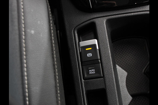 Volkswagen T-Roc 1.5 TSI R-Line+Blackpack Climate control | Adaptieve cruise control | Panoramadak | LED | Navigatie | Achteruitrijcamera | Parkeersensoren | Apple Carplay/ Android Auto | Radio