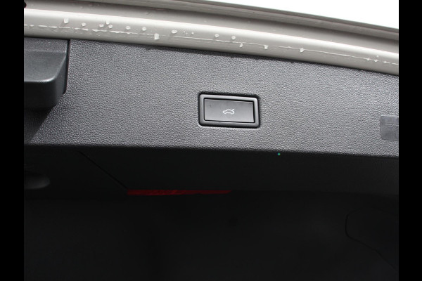 Volkswagen T-Roc 1.5 TSI R-Line+Blackpack Climate control | Adaptieve cruise control | Panoramadak | LED | Navigatie | Achteruitrijcamera | Parkeersensoren | Apple Carplay/ Android Auto | Radio