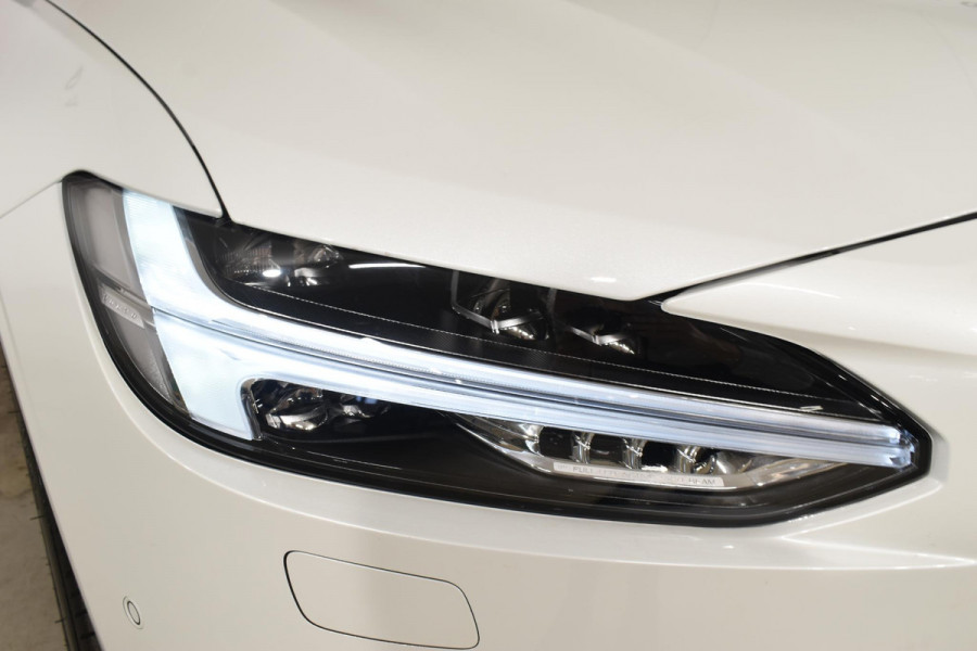 Volvo V90 T8 455PK Automaat Plug-in Hybrid AWD Ultra Dark / Navigatie / 360 Camera / Harman Kardon / Stuur & Stoelverwarming / Gelaagde Zijruiten / LM Velgen / Trekhaak