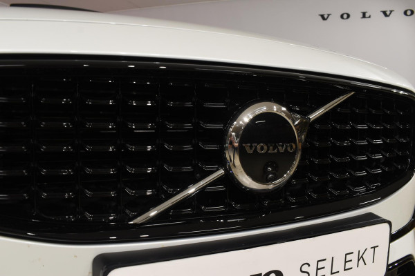 Volvo V90 T8 455PK Automaat Plug-in Hybrid AWD Ultra Dark / Navigatie / 360 Camera / Harman Kardon / Stuur & Stoelverwarming / Gelaagde Zijruiten / LM Velgen / Trekhaak