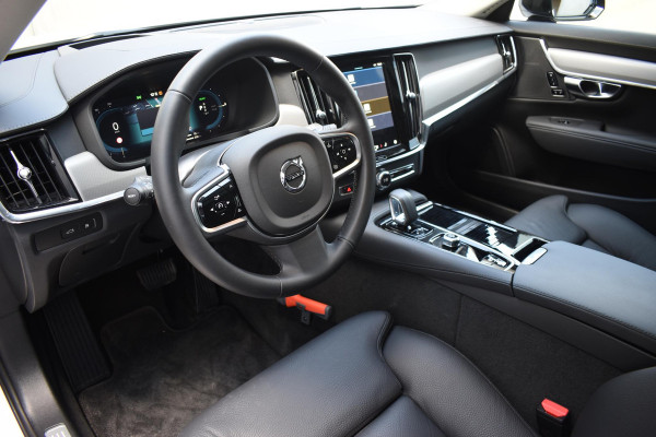 Volvo V90 T8 455PK Automaat Plug-in Hybrid AWD Ultra Dark / Navigatie / 360 Camera / Harman Kardon / Stuur & Stoelverwarming / Gelaagde Zijruiten / LM Velgen / Trekhaak