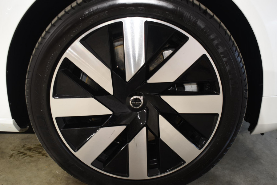 Volvo V90 T8 455PK Automaat Plug-in Hybrid AWD Ultra Dark / Navigatie / 360 Camera / Harman Kardon / Stuur & Stoelverwarming / Gelaagde Zijruiten / LM Velgen / Trekhaak