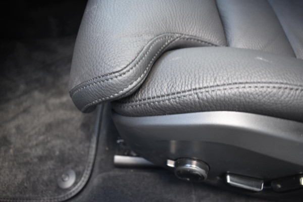 Volvo V90 T8 455PK Automaat Plug-in Hybrid AWD Ultra Dark / Navigatie / 360 Camera / Harman Kardon / Stuur & Stoelverwarming / Gelaagde Zijruiten / LM Velgen / Trekhaak