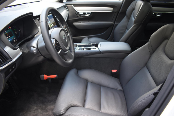 Volvo V90 T8 455PK Automaat Plug-in Hybrid AWD Ultra Dark / Navigatie / 360 Camera / Harman Kardon / Stuur & Stoelverwarming / Gelaagde Zijruiten / LM Velgen / Trekhaak