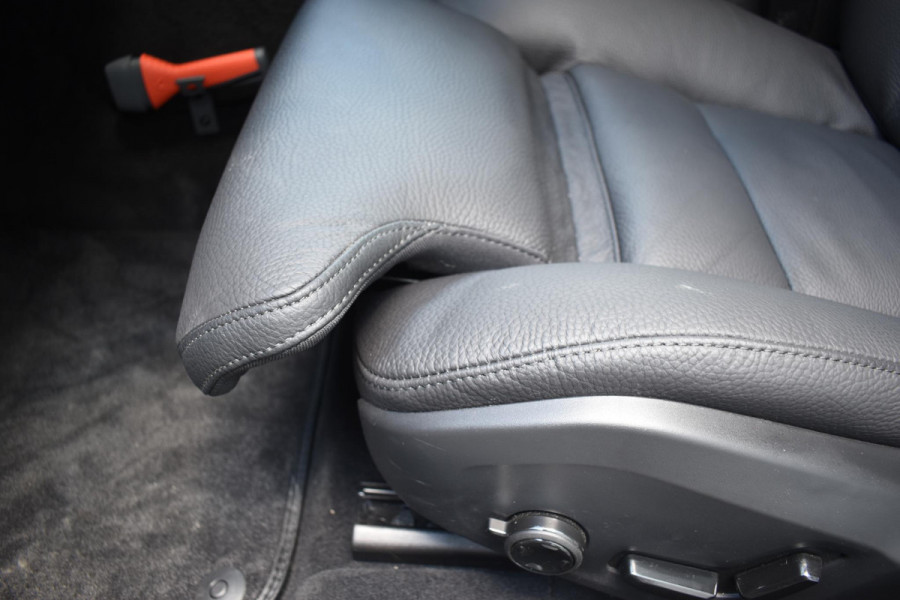 Volvo V90 T8 455PK Automaat Plug-in Hybrid AWD Ultra Dark / Navigatie / 360 Camera / Harman Kardon / Stuur & Stoelverwarming / Gelaagde Zijruiten / LM Velgen / Trekhaak