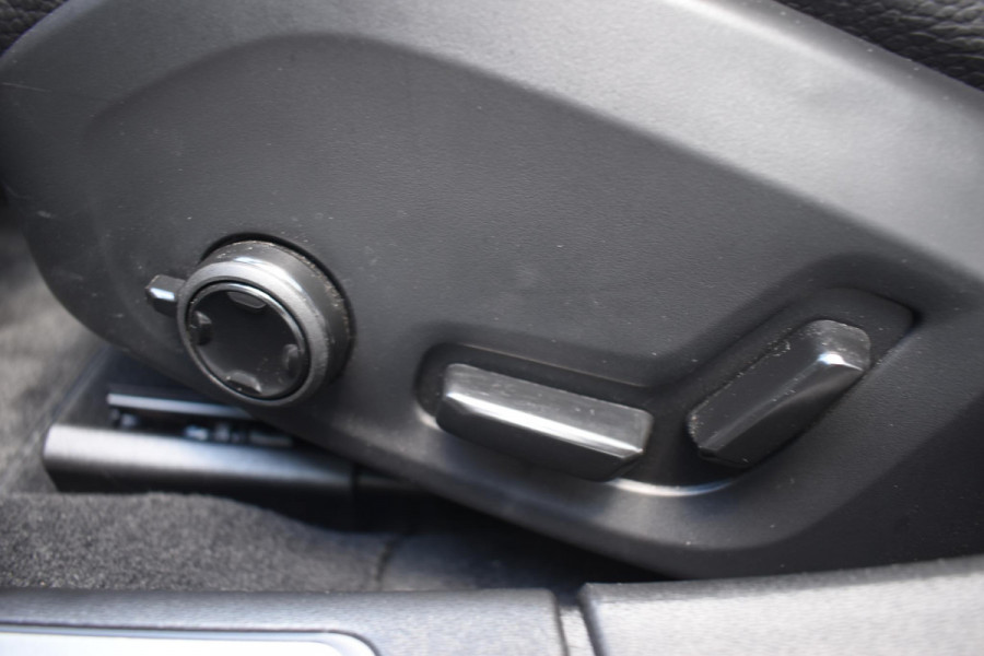 Volvo V90 T8 455PK Automaat Plug-in Hybrid AWD Ultra Dark / Navigatie / 360 Camera / Harman Kardon / Stuur & Stoelverwarming / Gelaagde Zijruiten / LM Velgen / Trekhaak