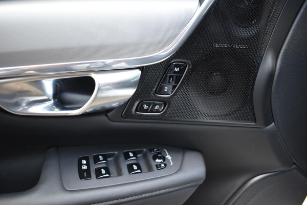 Volvo V90 T8 455PK Automaat Plug-in Hybrid AWD Ultra Dark / Navigatie / 360 Camera / Harman Kardon / Stuur & Stoelverwarming / Gelaagde Zijruiten / LM Velgen / Trekhaak