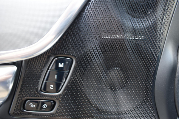 Volvo V90 T8 455PK Automaat Plug-in Hybrid AWD Ultra Dark / Navigatie / 360 Camera / Harman Kardon / Stuur & Stoelverwarming / Gelaagde Zijruiten / LM Velgen / Trekhaak