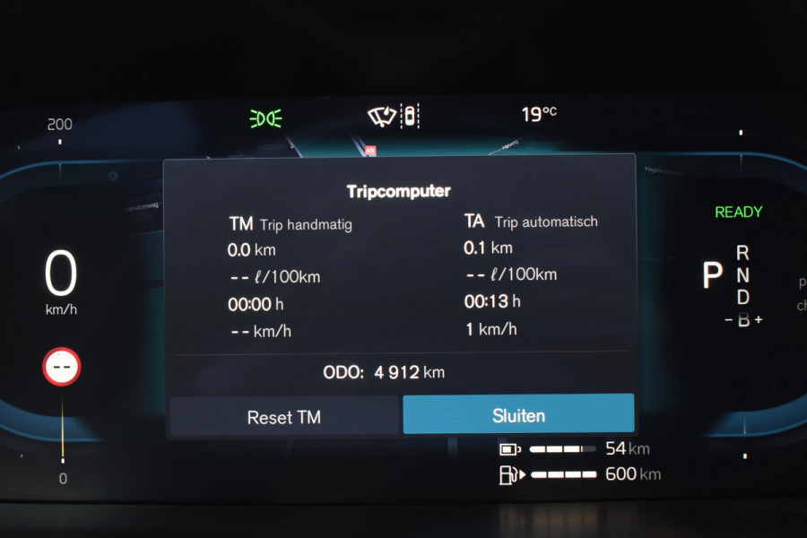 Volvo V90 T8 455PK Automaat Plug-in Hybrid AWD Ultra Dark / Navigatie / 360 Camera / Harman Kardon / Stuur & Stoelverwarming / Gelaagde Zijruiten / LM Velgen / Trekhaak