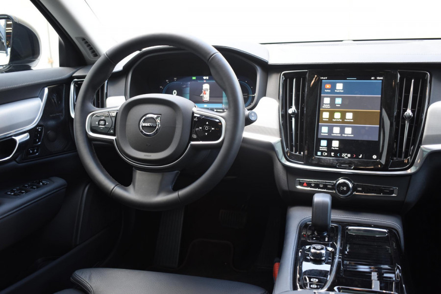 Volvo V90 T8 455PK Automaat Plug-in Hybrid AWD Ultra Dark / Navigatie / 360 Camera / Harman Kardon / Stuur & Stoelverwarming / Gelaagde Zijruiten / LM Velgen / Trekhaak