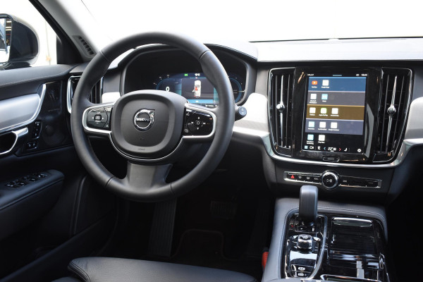 Volvo V90 T8 455PK Automaat Plug-in Hybrid AWD Ultra Dark / Navigatie / 360 Camera / Harman Kardon / Stuur & Stoelverwarming / Gelaagde Zijruiten / LM Velgen / Trekhaak