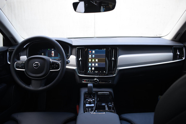 Volvo V90 T8 455PK Automaat Plug-in Hybrid AWD Ultra Dark / Navigatie / 360 Camera / Harman Kardon / Stuur & Stoelverwarming / Gelaagde Zijruiten / LM Velgen / Trekhaak