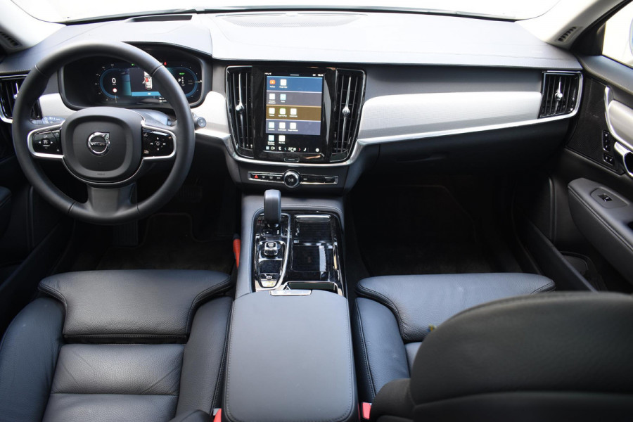 Volvo V90 T8 455PK Automaat Plug-in Hybrid AWD Ultra Dark / Navigatie / 360 Camera / Harman Kardon / Stuur & Stoelverwarming / Gelaagde Zijruiten / LM Velgen / Trekhaak