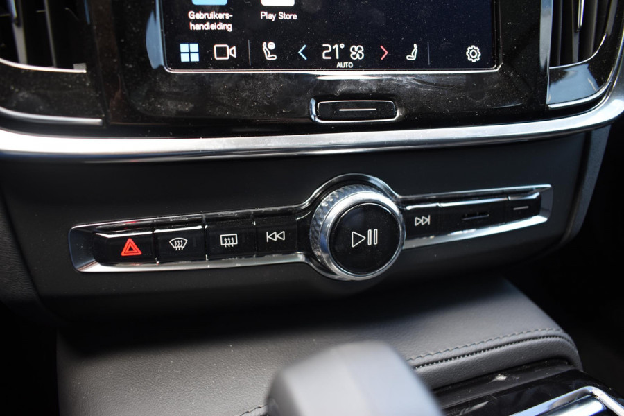 Volvo V90 T8 455PK Automaat Plug-in Hybrid AWD Ultra Dark / Navigatie / 360 Camera / Harman Kardon / Stuur & Stoelverwarming / Gelaagde Zijruiten / LM Velgen / Trekhaak