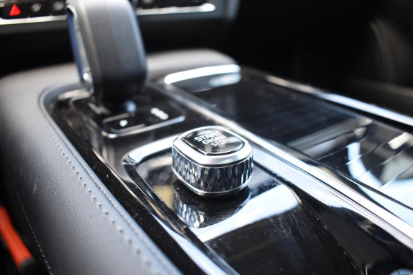 Volvo V90 T8 455PK Automaat Plug-in Hybrid AWD Ultra Dark / Navigatie / 360 Camera / Harman Kardon / Stuur & Stoelverwarming / Gelaagde Zijruiten / LM Velgen / Trekhaak
