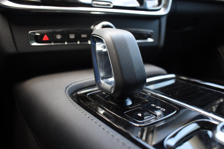 Volvo V90 T8 455PK Automaat Plug-in Hybrid AWD Ultra Dark / Navigatie / 360 Camera / Harman Kardon / Stuur & Stoelverwarming / Gelaagde Zijruiten / LM Velgen / Trekhaak