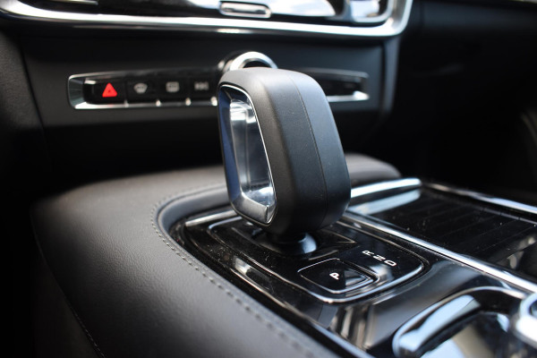 Volvo V90 T8 455PK Automaat Plug-in Hybrid AWD Ultra Dark / Navigatie / 360 Camera / Harman Kardon / Stuur & Stoelverwarming / Gelaagde Zijruiten / LM Velgen / Trekhaak