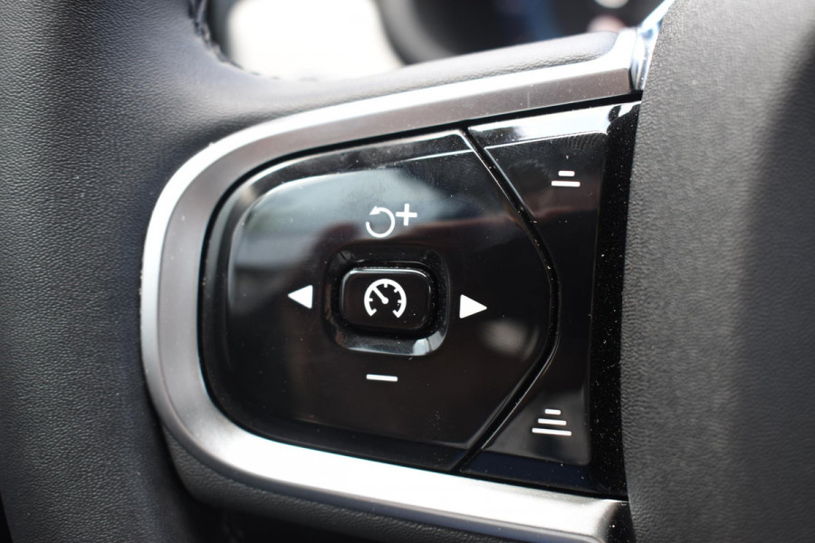 Volvo V90 T8 455PK Automaat Plug-in Hybrid AWD Ultra Dark / Navigatie / 360 Camera / Harman Kardon / Stuur & Stoelverwarming / Gelaagde Zijruiten / LM Velgen / Trekhaak