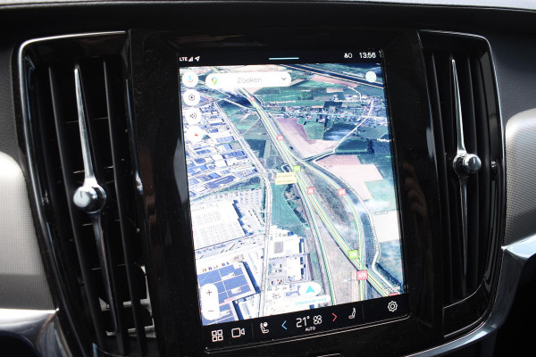 Volvo V90 T8 455PK Automaat Plug-in Hybrid AWD Ultra Dark / Navigatie / 360 Camera / Harman Kardon / Stuur & Stoelverwarming / Gelaagde Zijruiten / LM Velgen / Trekhaak