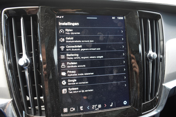 Volvo V90 T8 455PK Automaat Plug-in Hybrid AWD Ultra Dark / Navigatie / 360 Camera / Harman Kardon / Stuur & Stoelverwarming / Gelaagde Zijruiten / LM Velgen / Trekhaak