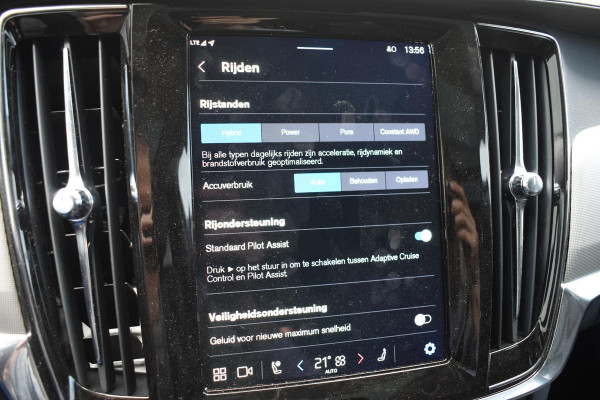 Volvo V90 T8 455PK Automaat Plug-in Hybrid AWD Ultra Dark / Navigatie / 360 Camera / Harman Kardon / Stuur & Stoelverwarming / Gelaagde Zijruiten / LM Velgen / Trekhaak