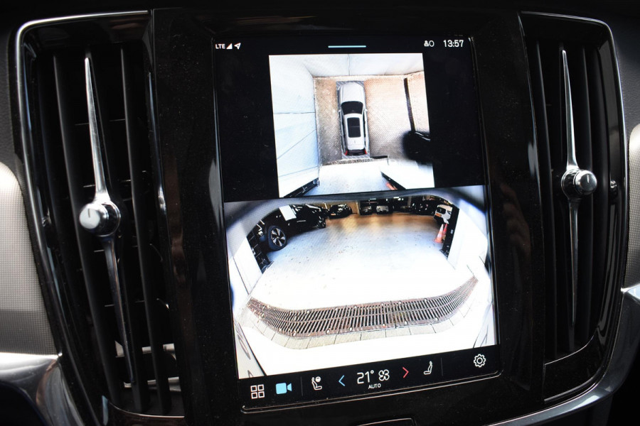 Volvo V90 T8 455PK Automaat Plug-in Hybrid AWD Ultra Dark / Navigatie / 360 Camera / Harman Kardon / Stuur & Stoelverwarming / Gelaagde Zijruiten / LM Velgen / Trekhaak