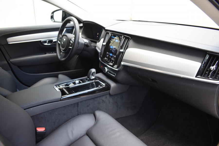 Volvo V90 T8 455PK Automaat Plug-in Hybrid AWD Ultra Dark / Navigatie / 360 Camera / Harman Kardon / Stuur & Stoelverwarming / Gelaagde Zijruiten / LM Velgen / Trekhaak