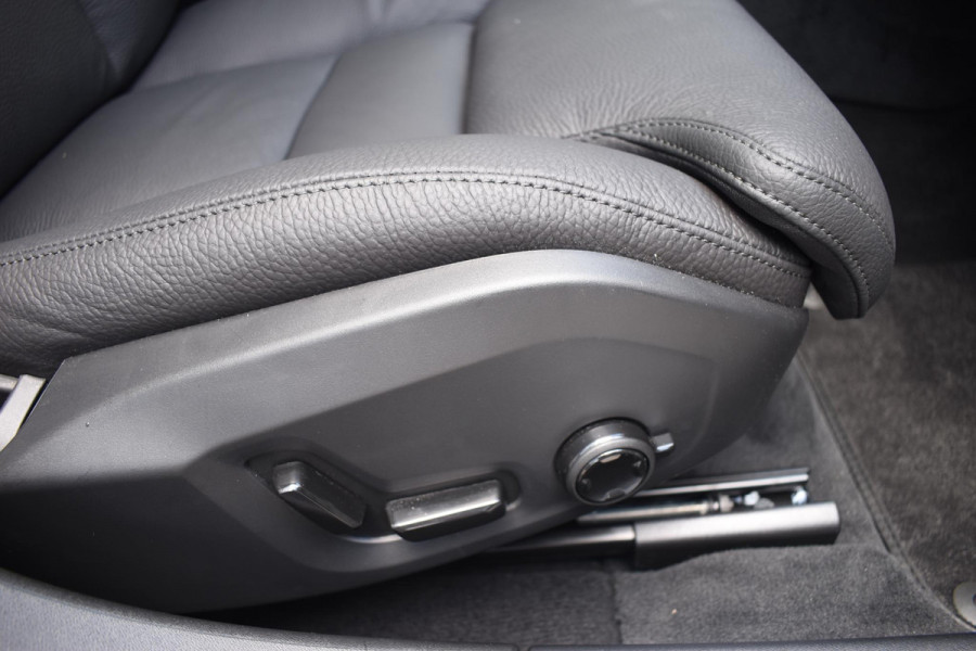 Volvo V90 T8 455PK Automaat Plug-in Hybrid AWD Ultra Dark / Navigatie / 360 Camera / Harman Kardon / Stuur & Stoelverwarming / Gelaagde Zijruiten / LM Velgen / Trekhaak