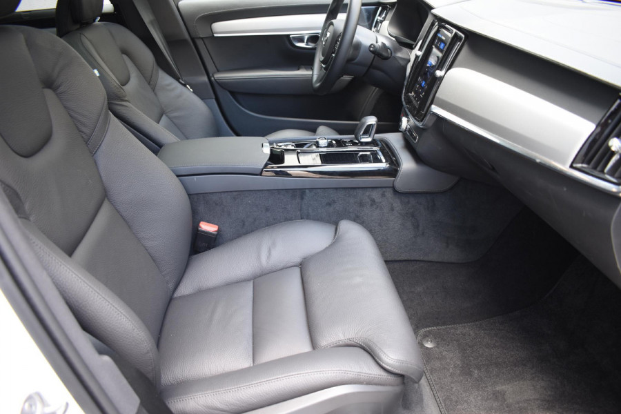 Volvo V90 T8 455PK Automaat Plug-in Hybrid AWD Ultra Dark / Navigatie / 360 Camera / Harman Kardon / Stuur & Stoelverwarming / Gelaagde Zijruiten / LM Velgen / Trekhaak