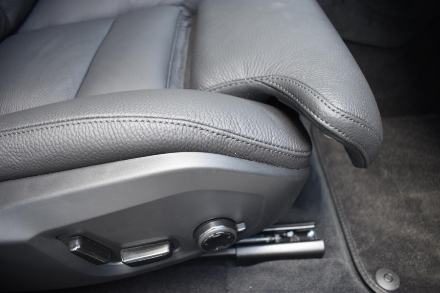 Volvo V90 T8 455PK Automaat Plug-in Hybrid AWD Ultra Dark / Navigatie / 360 Camera / Harman Kardon / Stuur & Stoelverwarming / Gelaagde Zijruiten / LM Velgen / Trekhaak