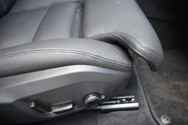 Volvo V90 T8 455PK Automaat Plug-in Hybrid AWD Ultra Dark / Navigatie / 360 Camera / Harman Kardon / Stuur & Stoelverwarming / Gelaagde Zijruiten / LM Velgen / Trekhaak