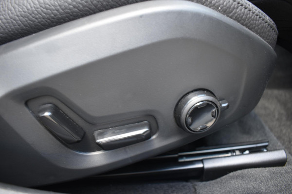 Volvo V90 T8 455PK Automaat Plug-in Hybrid AWD Ultra Dark / Navigatie / 360 Camera / Harman Kardon / Stuur & Stoelverwarming / Gelaagde Zijruiten / LM Velgen / Trekhaak