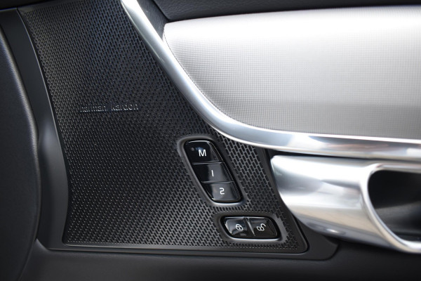 Volvo V90 T8 455PK Automaat Plug-in Hybrid AWD Ultra Dark / Navigatie / 360 Camera / Harman Kardon / Stuur & Stoelverwarming / Gelaagde Zijruiten / LM Velgen / Trekhaak