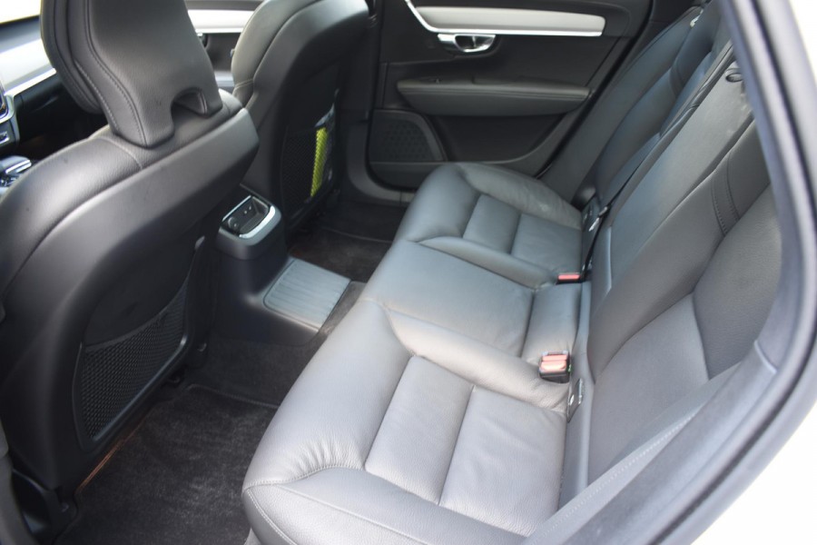 Volvo V90 T8 455PK Automaat Plug-in Hybrid AWD Ultra Dark / Navigatie / 360 Camera / Harman Kardon / Stuur & Stoelverwarming / Gelaagde Zijruiten / LM Velgen / Trekhaak