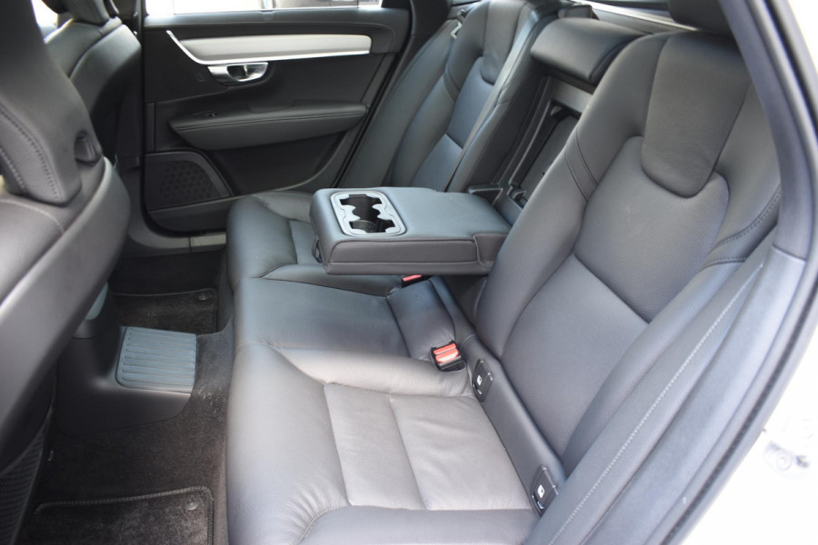 Volvo V90 T8 455PK Automaat Plug-in Hybrid AWD Ultra Dark / Navigatie / 360 Camera / Harman Kardon / Stuur & Stoelverwarming / Gelaagde Zijruiten / LM Velgen / Trekhaak