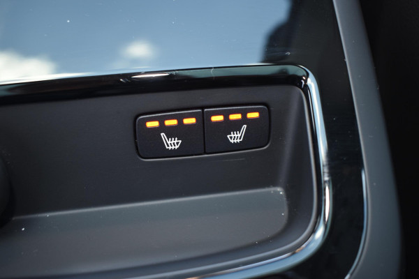 Volvo V90 T8 455PK Automaat Plug-in Hybrid AWD Ultra Dark / Navigatie / 360 Camera / Harman Kardon / Stuur & Stoelverwarming / Gelaagde Zijruiten / LM Velgen / Trekhaak