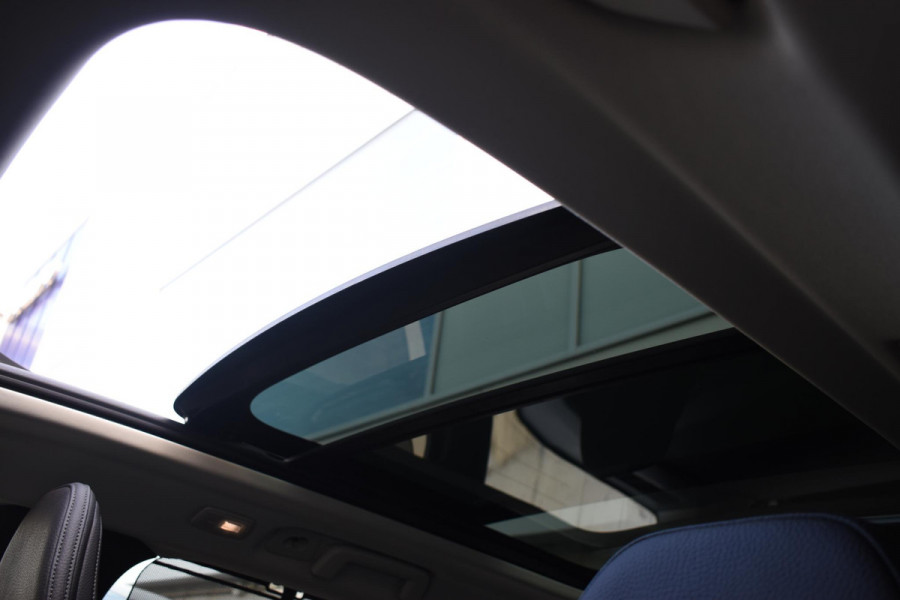 Volvo V90 T8 455PK Automaat Plug-in Hybrid AWD Ultra Dark / Navigatie / 360 Camera / Harman Kardon / Stuur & Stoelverwarming / Gelaagde Zijruiten / LM Velgen / Trekhaak