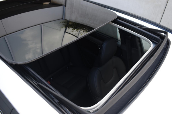 Volvo V90 T8 455PK Automaat Plug-in Hybrid AWD Ultra Dark / Navigatie / 360 Camera / Harman Kardon / Stuur & Stoelverwarming / Gelaagde Zijruiten / LM Velgen / Trekhaak