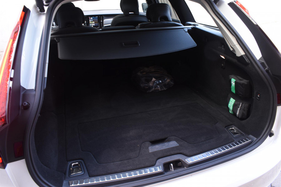 Volvo V90 T8 455PK Automaat Plug-in Hybrid AWD Ultra Dark / Navigatie / 360 Camera / Harman Kardon / Stuur & Stoelverwarming / Gelaagde Zijruiten / LM Velgen / Trekhaak