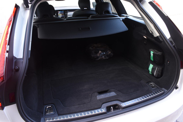 Volvo V90 T8 455PK Automaat Plug-in Hybrid AWD Ultra Dark / Navigatie / 360 Camera / Harman Kardon / Stuur & Stoelverwarming / Gelaagde Zijruiten / LM Velgen / Trekhaak
