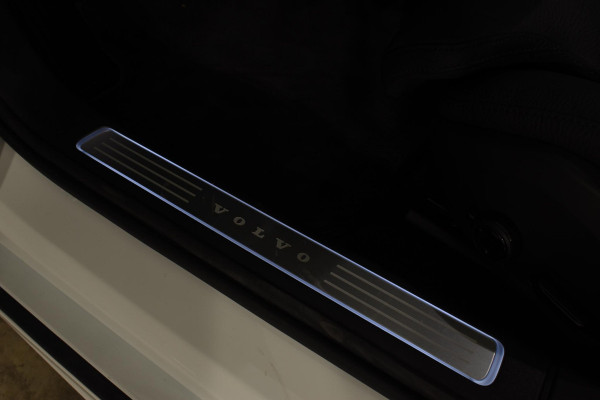 Volvo V90 T8 455PK Automaat Plug-in Hybrid AWD Ultra Dark / Navigatie / 360 Camera / Harman Kardon / Stuur & Stoelverwarming / Gelaagde Zijruiten / LM Velgen / Trekhaak
